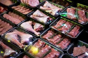 rohes Fleisch auf der Bank im Laden foto