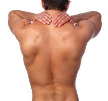 Mann mit Schmerzen im Rücken foto