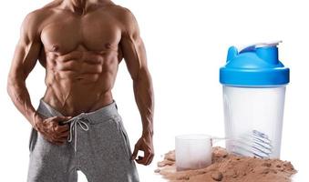 muskulöser männlicher Oberkörper, Proteinpulver und Shaker foto