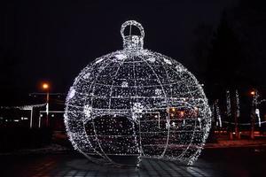 riesiger weihnachtsball mit lichtern, straßenweihnachtsdekor. foto