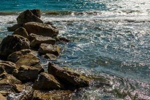 schöner Meerblick mit blauem Wasser und Felsen foto