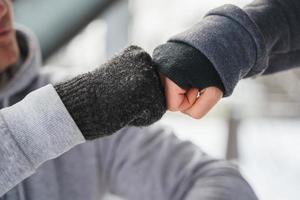 Fauststoßgeste zwischen zwei Freunden während des Wintertrainings foto