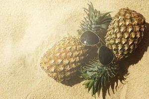 Sonnenbrille und Ananas foto