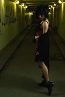 seltsame und freakige Frau im dunklen Tunnel foto