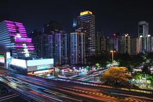 moderne Nachtstadt mit Langzeitbelichtung. Shenzhen, China. foto
