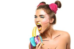 schönes Modell mit kreativem Pop-Art-Make-up, das Banane hält foto