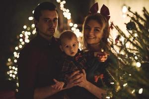 glückliche mutter und ihr süßer kleiner sohn feiern weihnachten oder neujahr. foto