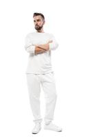 gutaussehender Mann mit weißem, langärmligem T-Shirt und Hose auf weißem Hintergrund foto