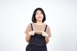 Denken und neugierige Geste der schönen asiatischen Frau isoliert auf weißem Hintergrund foto