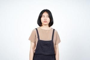 Wegsehen mit schlechter Laune und wütendem Gesichtsausdruck der schönen asiatischen Frau isoliert auf Weiß foto
