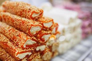 östliche Süßigkeiten, Süßwaren auf der Theke, Sorbet, Dzhezerye, Halva, Baklava mit türkischer Freude. foto