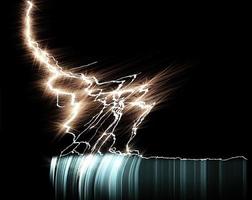 Blitzeinschlag und dramatisches Gewitter foto