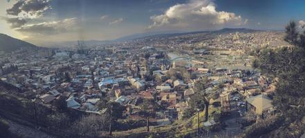 großes Panorama mit Blick aus der Höhe auf eine schöne Touristenstadt mit Gebäuden und Häusern, Bäumen und Pflanzen, Natur vor blauem Himmel. europäische alte architektur foto