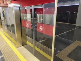 Automatisches Türbahnsteigsystem in einer neuen modernen Metrostation. U-Bahn-Sicherheitssystem Schöne Glastüren öffnen sich synchron mit den Türen des ankommenden Waggons foto