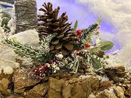 handgemachte Dekoration auf einem Weihnachtsbaum. DIY-Ideen für Kinder. Umwelt-, Recycling- und Zero-Waste-Konzept. selektiver Fokus foto