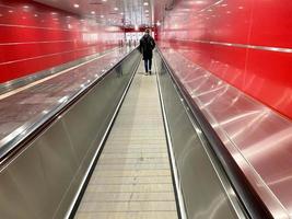 automatischer Gehweg, flache Rolltreppe für Passagiere. Fahrsteig, Fahrsteig, Fahrsteig foto