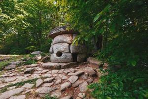 alter runder zusammengesetzter dolmen im tal des flusses jean, denkmal der archäologie megalithstruktur. foto