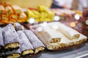 östliche Süßigkeiten, Süßwaren auf der Theke, Sorbet, Dzhezerye, Halva, Baklava mit türkischer Freude. foto