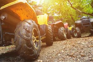 eine gruppe von atvs in einem schlammbedeckten wald. Räder und Elemente von Geländefahrzeugen aus Schlamm und Ton. aktive Freizeit, Sport und Tourismus foto