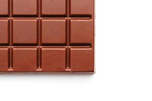 quadratische Milchschokolade auf weißem Hintergrund von oben. isoliert ein ganzer Teller mit dunkler Schokolade, isoliert auf weiss von oben foto