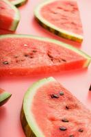 Scheiben rote Wassermelone auf einem rosa Hintergrund in der Form. minimale lebensmittelkonzeptidee. flache Lage, Draufsicht. foto