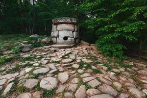 alter runder zusammengesetzter dolmen im tal des flusses jean, denkmal der archäologie megalithstruktur. foto