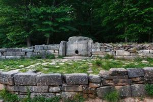 alter gekachelter dolmen im tal des flusses jean. Denkmal der Megalithstruktur der Archäologie foto