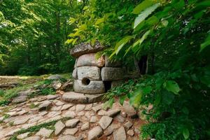 alter runder zusammengesetzter dolmen im tal des flusses jean, denkmal der archäologie megalithstruktur. foto