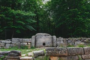 alter gekachelter dolmen im tal des flusses jean. Denkmal der Megalithstruktur der Archäologie foto