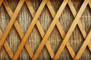 Strohzaun mit Längstrennwänden aus Holz im Kuban-Stil foto