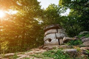 alter runder zusammengesetzter dolmen im tal des flusses jean, denkmal der archäologie megalithstruktur. foto