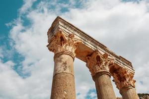 spalten die ruinen der antiken stadt ephesus gegen den blauen himmel an einem sonnigen tag. foto