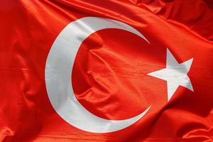 Flagge der Türkei auf einem Hintergrund aus wehender Baumwollstruktur. foto