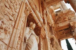 elemente der säulen der architektonischen struktur gegen den blauen himmel der bibliothek von celsus in ephesus, türkei foto