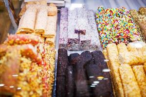 östliche Süßigkeiten, Süßwaren auf der Theke, Sorbet, Dzhezerye, Halva, Baklava mit türkischer Freude. foto