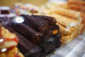 östliche Süßigkeiten, Süßwaren auf der Theke, Sorbet, Dzhezerye, Halva, Baklava mit türkischer Freude. foto