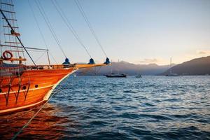 Yachten auf dem Pier, vor dem Hintergrund eines wunderschönen Sonnenunterganghimmels mit Sonnenstrahlen. foto