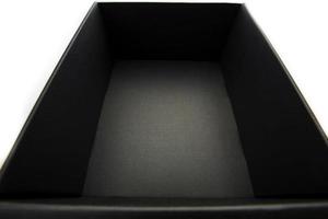 Schwarze Box ohne Deckel auf weißem Hintergrund, Ansicht von innen foto