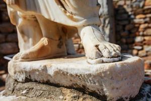 Elemente von Marmorbeinen einer antiken Statue der zerstörten Stadt Ephesus in der Türkei. foto