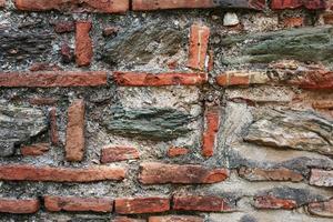 Antike graue Steinmauer, eingerahmt von rotem Backstein. Türkisches Mauerwerk. foto