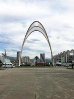 ein großer schöner metallischer moderner leuchtender moderner bogen des schwarzen meeres ist der eingang zum botanischen garten von batumi. Batumi, Georgien, 17. April 2019 foto