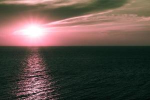 schöne Wolkengebilde über dem Meer Sonnenuntergang am tropischen Strand foto