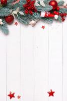 weihnachtskomposition aus kiefer, sternen und festlichen dekorationen draufsicht. weihnachten flach lag hintergrund kopierraum foto