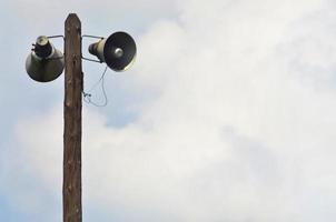 Bahnlautsprecher auf einer Holzstange foto