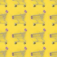 Einkaufssucht, Einkaufsliebhaber oder Shopaholic-Konzept. Viele kleine leere Einkaufswagen führen ein Muster auf einem pastellfarbenen Papierhintergrund durch. flache Laienzusammensetzung, Draufsicht foto