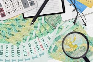 1 rumänischer Leu-Scheine und Taschenrechner mit Brille und Stift. steuerzahlungssaisonkonzept oder anlagelösungen. einen Job mit hohem Gehalt suchen foto