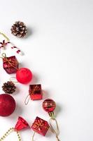 rote dekorationen für neujahr oder weihnachten auf weißem hintergrund. Festival-, Saison- und Grußkartenkonzept. foto