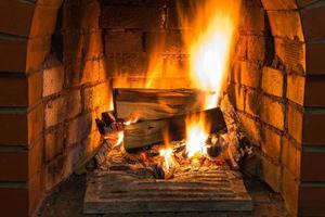 brennendes holz im gemauerten kamin foto