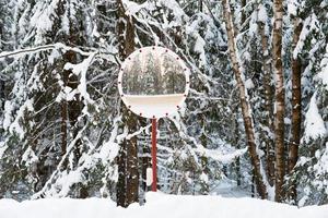 Straßenspiegel im Winterwald foto