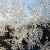 Schneeflocken Frost Raureif Makro auf Fensterglasscheibe foto